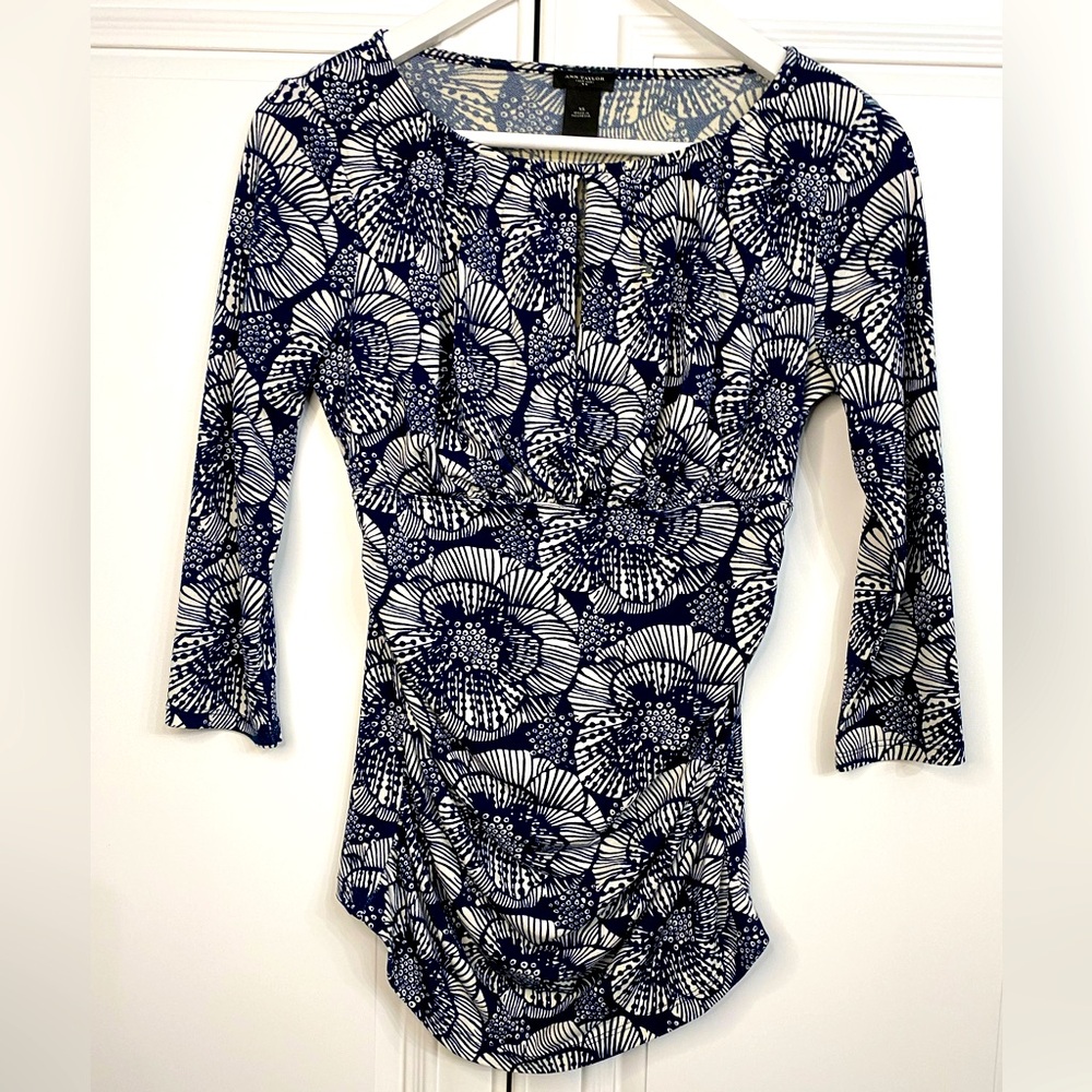 Ann Taylor Factory Sz XS Blue + White Blouse Ruched at Sides Opening at Bust Top